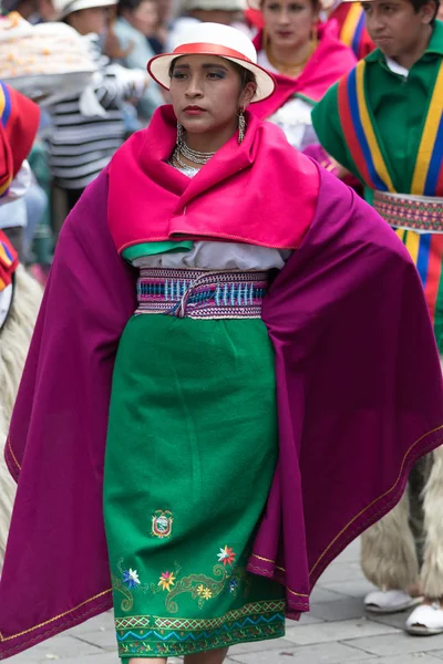 Detalhes do desgaste tradicional feminino colorido no Equador — Fotografia de Stock