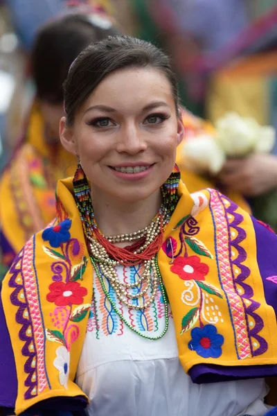 Kvinnan bär färgglada traditionella klänning i Ecuador — Stockfoto