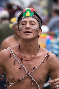 17 Haziran 2017 Pujili, Ecuador: çıplak göğüslü yerli adam Corpus Christi parade, sokakta dans Amazon alandan