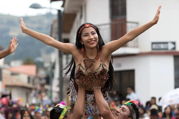 2017年6月17日 厄瓜多尔 Pujili 在安第斯镇举行的科珀克里斯蒂年度游行中 男演员在空中举办女舞蹈家 — 图库照片