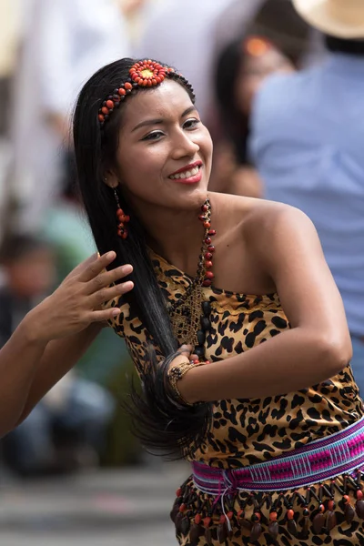 Indigene Tänzerin in Ecuador — Stockfoto