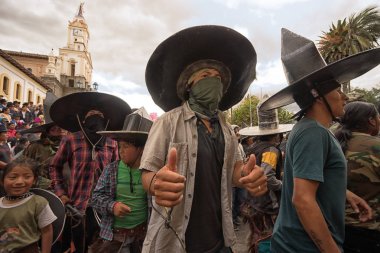  iki başparmak yerli adam maskeli ortaya 
