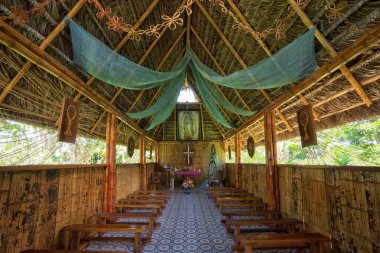 Amazon bölgesinde küçük bir kilisenin iç 