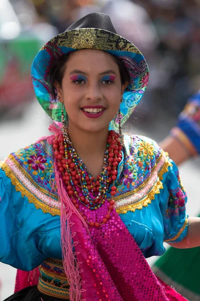 Juni 2017 Pujili Ecuador Närbild Kvinnlig Dansare Med Färgglada Traditionella — Stockfoto