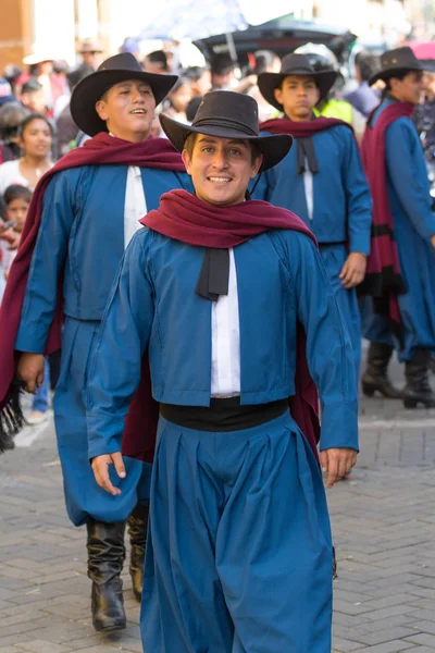 Hombres con ropa de estilo colonial en Ecuador — Foto de Stock