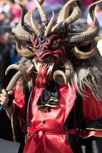 Tancerz na sobie kolorowe tradycyjne maski — Zdjęcie stockowe