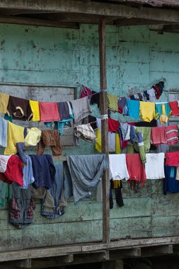2 Haziran 2017 Jondachi, Ecuador: Çamaşırhane verandada ile Amazon bölgesinde ormanda basit ahşap ev