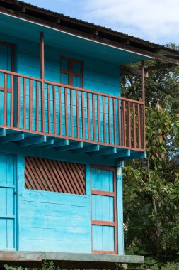 2 Haziran 2017 Jondachi, Ecuador: orman Amazon alanda renkli ahşap ev detay