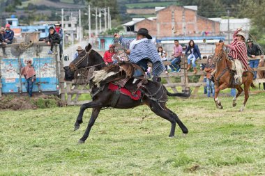 3 Haziran 2017 Machachi, Ecuador: geleneksel panço ve çocuklar deri Kement elinde tutan atlı kovboy
