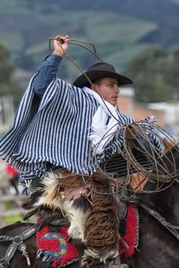  kovboy alanında geleneksel panço Ekvator Kement atma giyinmiş 