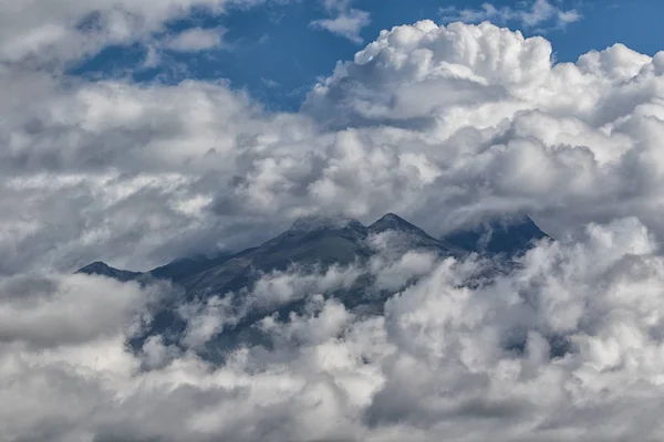 Vulkaan in de wolken — Stockfoto