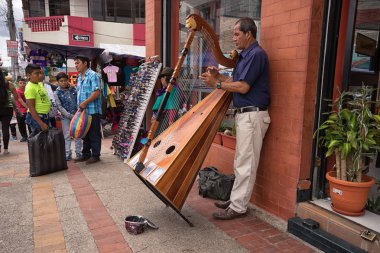 29 Nisan 2017 Otavalo, Ecuador: ARP Cumartesi Pazar sokakta oynayan adam