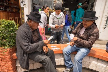 Erkekler oyun kartları açık havada 
