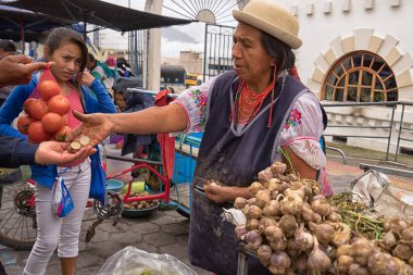 Cumartesi pazarında yerli üretim satıcı 