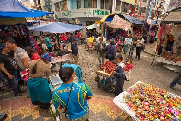 Abril 2017 Otavalo Ecuador Vista Calle Del Popular Mercado Artesanal — Foto de Stock