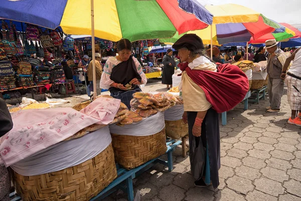 Zaterdagmarkt in Otavalo, Ecuador — Stockfoto