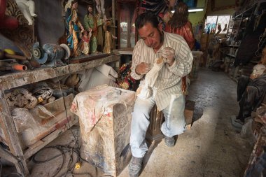 Ahşap oyma sanatçı Ekvator 