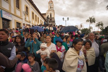 Paskalya kutlamaları Cotacachi Ekvator 