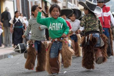 24 Haziran 2017 Cotacachi, Ecuador: deri pantolon ve Inti Raymi geçit töreninde katılan sombreros giyen yerli quechua çocuk