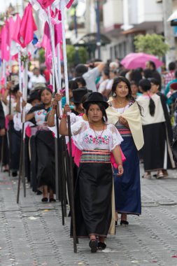 14 Nisan 2017 Cotacachi, Ecuador: geleneksel elbise Paskalya alayı, dini bayraklarıyla yürüyen kadınlarda yerli kechwa