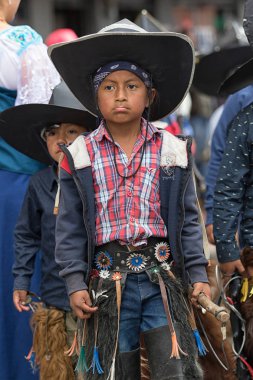 24 Haziran 2017 Cotacachi, Ecuador: deri pantolon ve Inti Raymi geçit töreninde katılan sombreros giyen yerli quechua çocuk