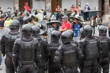 24 Haziran 2017 Cotacachi, Ecuador: isyan polis Inti Raymi geçit töreni sırasında caddenin kenarında duran kalkan ile