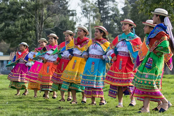 Mai 2017 Sangolqui Ecuador Indigene Quechua Frauen Farbenfroher Tracht Tanzen — Stockfoto