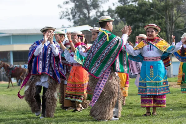 Inheemse dansers in Ecuador — Stockfoto