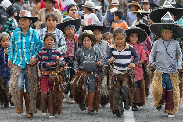 Crianças quechua indígenas no desfile Inti Raymi em Cotacachi, Equador — Fotografia de Stock