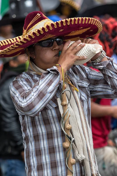 24 Haziran 2017 Cotacachi, Ecuador: kabuklu deniz hayvanı kabuğu Inti Raymi geçit töreninde gürültü yapmak için kullanan adam