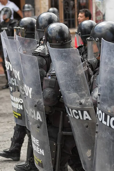 Policía antidisturbios detrás de escudos en Ecuador —  Fotos de Stock