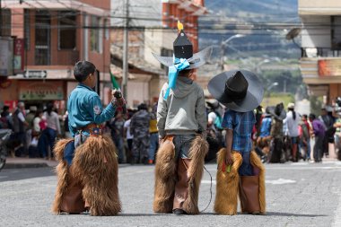 24 Haziran 2017 Cotacachi, Ecuador: yerli quechua çocuklar giyinmiş Inti Raymi geçit töreni yapmak yetişkin izlerken çocuklar
