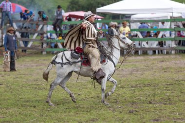 27 Mayıs 2017 Sangolqui, Ecuador: kırsal rodeo Andes Kement atma yerli bir quechua kovboy