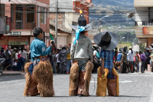 Června 2017 Cotacachi Ekvádor Domorodé Quechua Děti Oblečené Chapsy Sledování — Stock fotografie