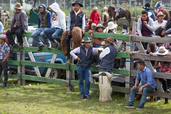 Cowboys em um evento de rodeio rural em Sangolqui, Equador — Fotografia de Stock