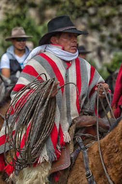 27 Mayıs 2017 Sangolqui, Ecuador: quechua yerli kovboy olarak da bilinen chagra ata giyen geleneksel giyim üzerinde