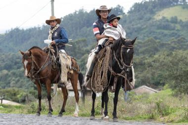 27 Mayıs 2017 Sangolqui, Ecuador: cowboys ata kırsal bir rodeo seyahat üzerinde Andes bölgesi