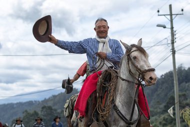 27 Mayıs 2017 Sangolqui, Ecuador: kovboy şapkasını tebrik bir binicilik Andes kırsal bir rodeo doğru süre içinde yetiştirme