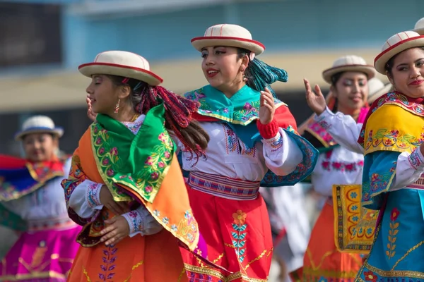 Quechua Indiankvinnor i färgglada kläder i Ecuador — Stockfoto