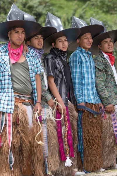 Bailarinas en traje de vaquero en Ecuador — Foto de Stock