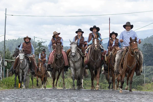 Gruppen av cowboys på hästryggen i Ecuador — Stockfoto