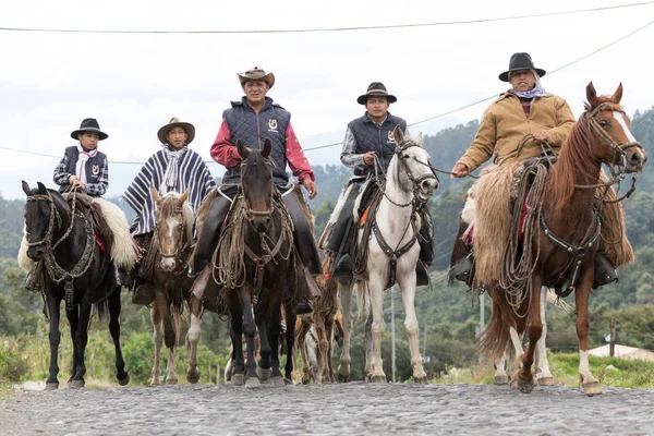 エクアドルに戻って馬に乗ってカウボーイのグループ — ストック写真
