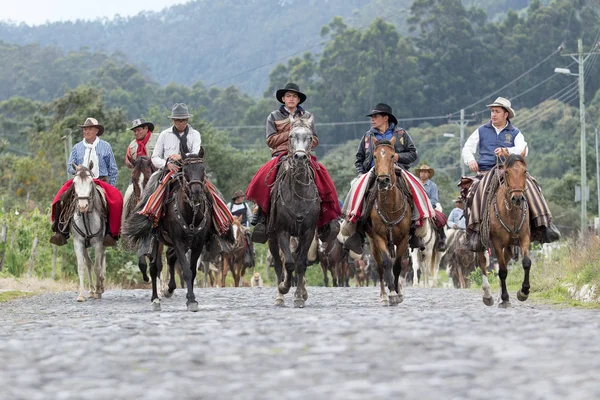 Cowboys på häst tillbaka i Ecuador — Stockfoto