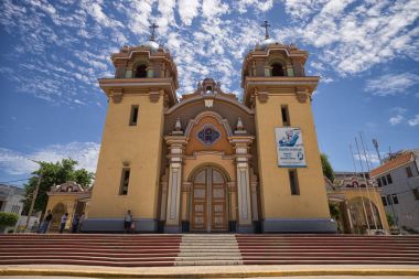 19 Şubat 2017 Tumbes, Peru: kilise, ülkenin en iyi plajlar için bilinen tropikal şehir merkezinde