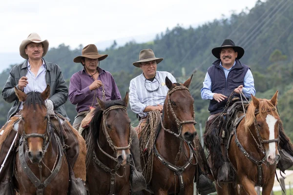 Cow-boys de la région des Andes en Équateur à cheval — Photo