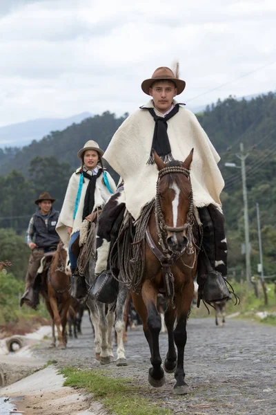 Ecuadorianska cowboys på hästryggen — Stockfoto