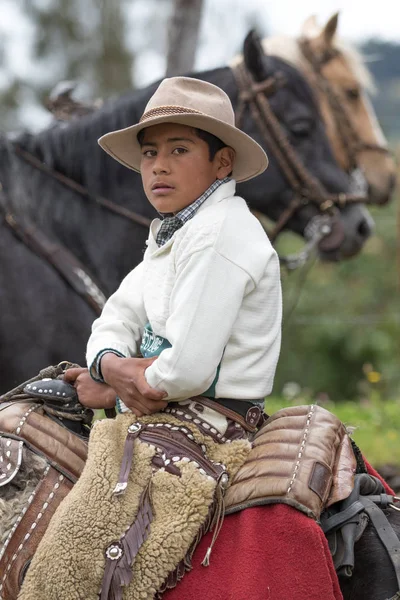 Mladý kovboj sedí v sedle v Sangolqui, Ekvádor — Stock fotografie