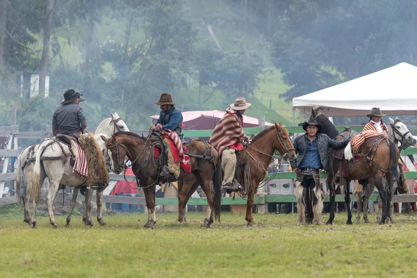 Kowboje w rodeo w Ekwadorze — Zdjęcie stockowe