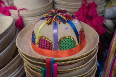 Otavalo esnaf piyasada dekore edilmiş geleneksel quechua keçe şapka