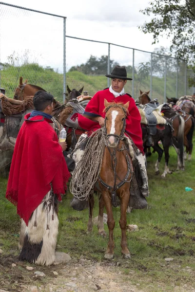 Mayo 2017 Sangolqui Ecuador Vaqueros Los Andes Ropa Tradicional Conversando — Foto de Stock